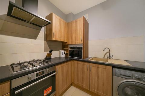 3 bedroom flat to rent, Caledonian Road, N7