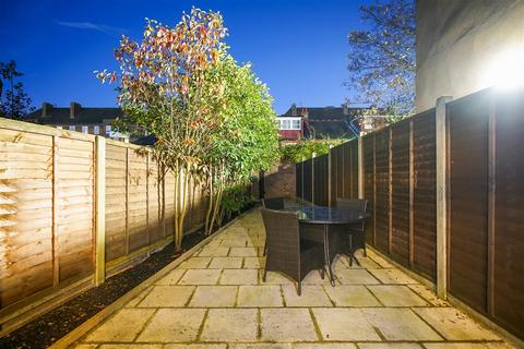 3 bedroom flat to rent, Caledonian Road, N7