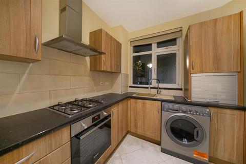 3 bedroom flat to rent, Caledonian Road, N7