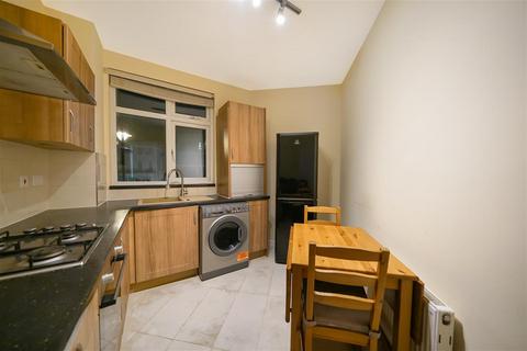 3 bedroom flat to rent, Caledonian Road, N7