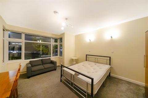 3 bedroom flat to rent, Caledonian Road, N7