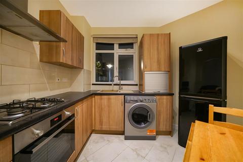 3 bedroom flat to rent, Caledonian Road, N7