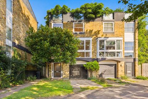 3 bedroom semi-detached house to rent, Meadow Close, Richmond TW10