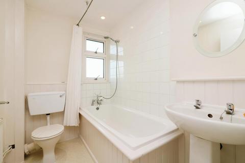 2 bedroom flat for sale, Deanscroft, Knebworth, Herts, SG3