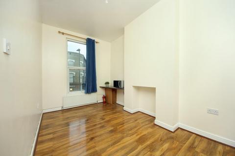 4 bedroom flat to rent, Churchfield Road, W3