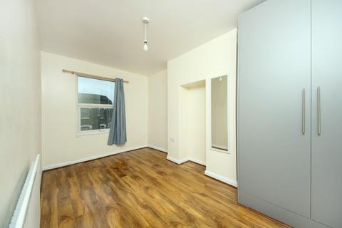 4 bedroom flat to rent, Churchfield Road, W3