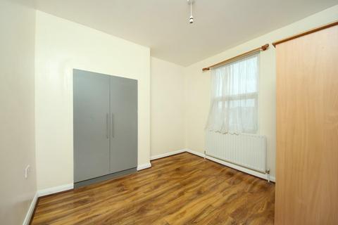 4 bedroom flat to rent, Churchfield Road, W3