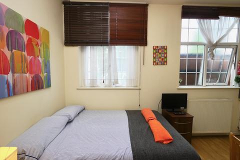 Studio to rent, Brondesbury Park, London NW6