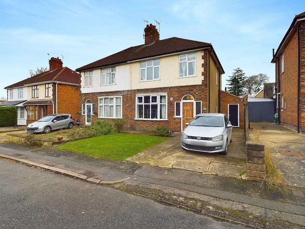Sandy Rise, Wigston, Leicestershire 4 bed semi-detached house - £360,000
