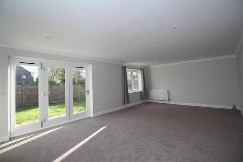 5 bedroom detached house to rent, Hythe Road, Dymchurch TN29