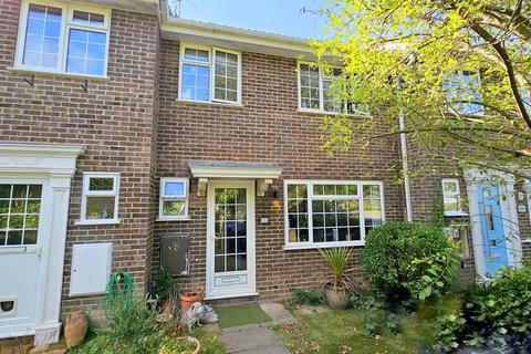 3 bedroom terraced house to rent, Pinetrees Close, Copthorne, Crawley, West Sussex. RH10 3NX