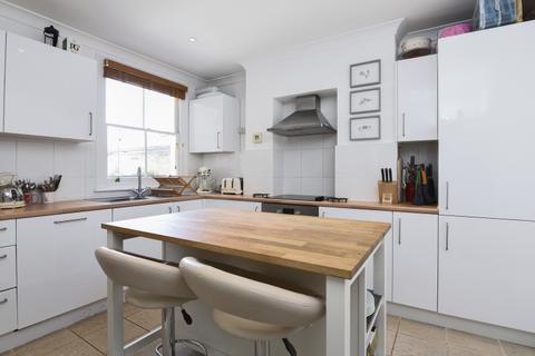 2 bedroom flat to rent, Chatto Road London SW11