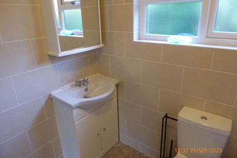 2 bedroom bungalow to rent, Llysonnen Road, Carmarthen,