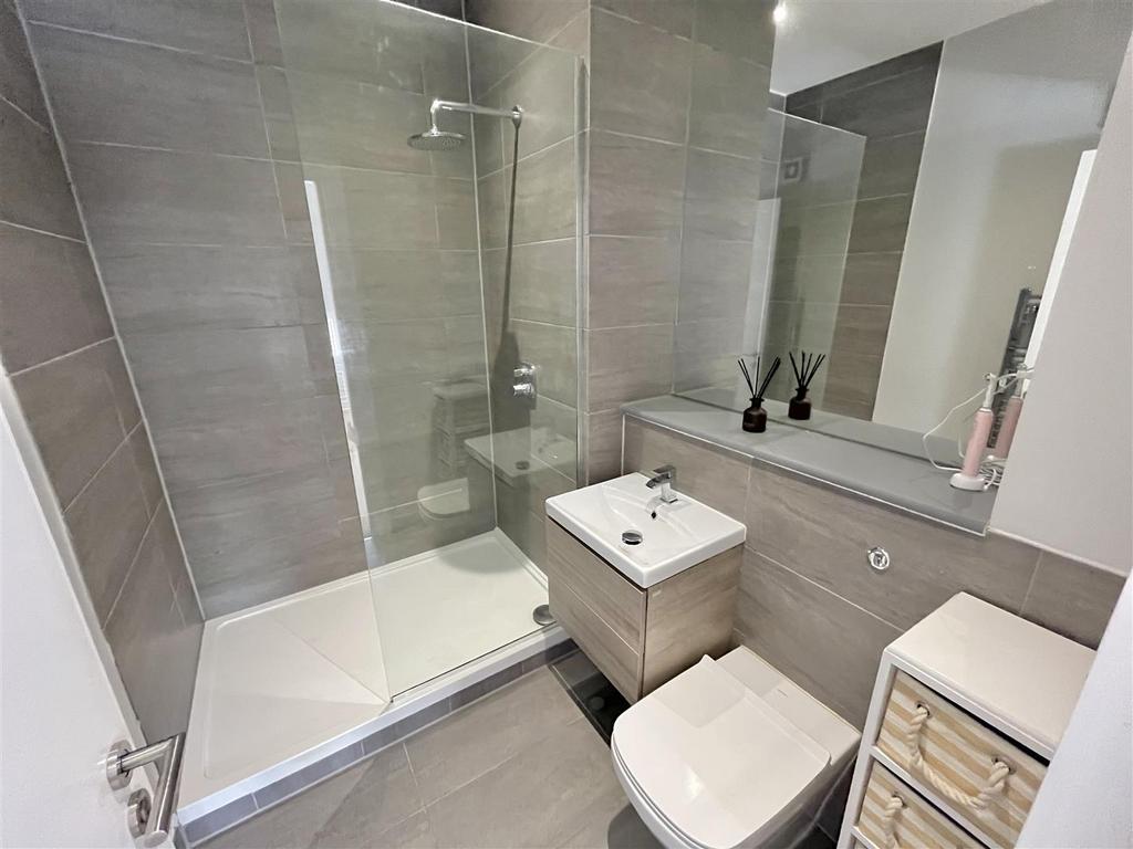 En Suite Shower Room Bedroom 1