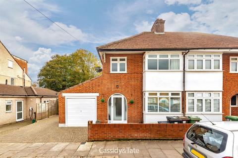 3 bedroom house to rent, Wynchlands Crescent, St. Albans