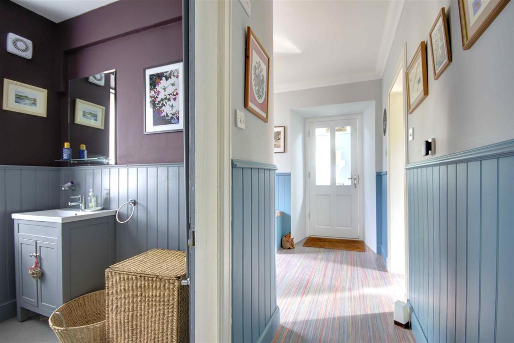 PORCH &amp; CLOAKROOM