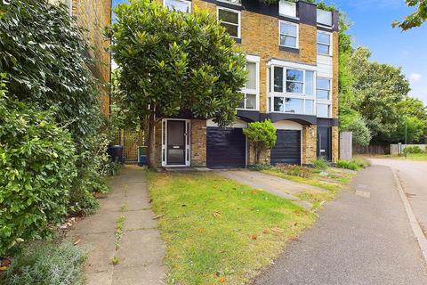 3 bedroom semi-detached house to rent, Meadow Close, Richmond