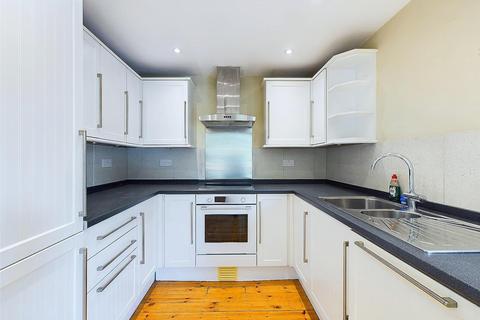 3 bedroom semi-detached house to rent, Meadow Close, Richmond