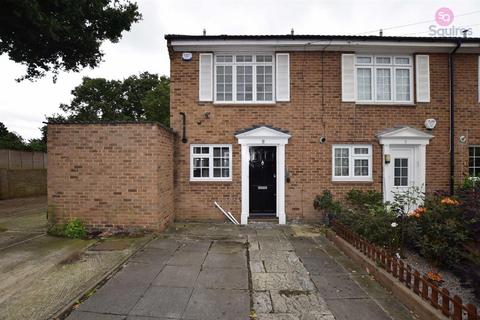 2 bedroom end of terrace house to rent, Chilton Road, Edgware