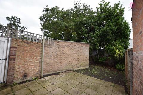 2 bedroom end of terrace house to rent, Chilton Road, Edgware