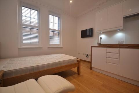 Studio to rent, Whitley Street, Reading, Berkshire, RG2