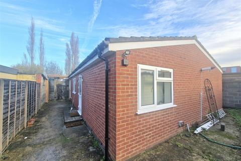 2 bedroom detached bungalow to rent, Eastcote Lane, Harrow