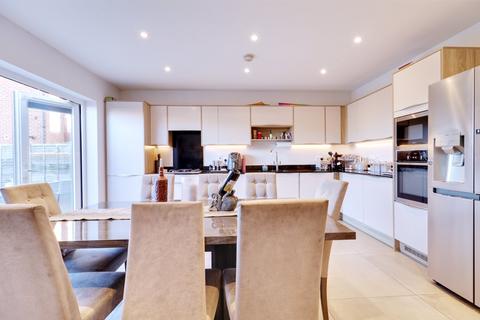 24 Surridge Close, Rainham, RM13 9LL
