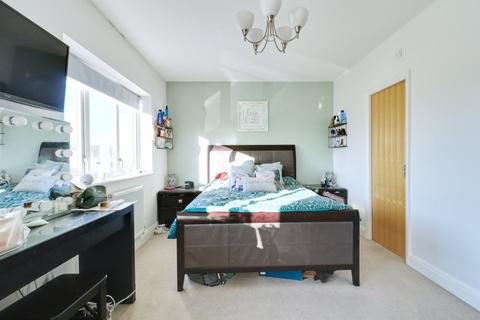 24 Surridge Close, Rainham, RM13 9LL
