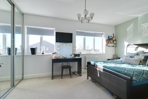 24 Surridge Close, Rainham, RM13 9LL