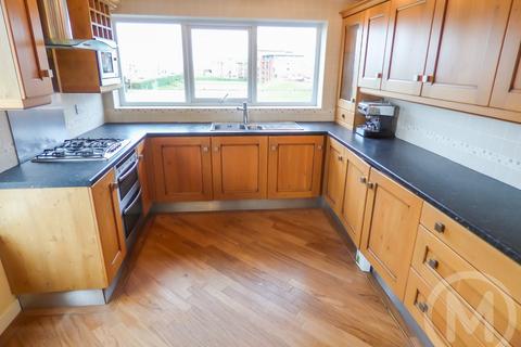 2 bedroom flat for sale, Pembroke Court, Queens Promenade, FY2 9PY