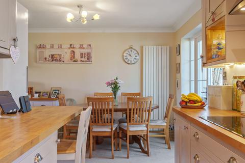 16 Cavalier Close, Midhurst, GU29 9QW