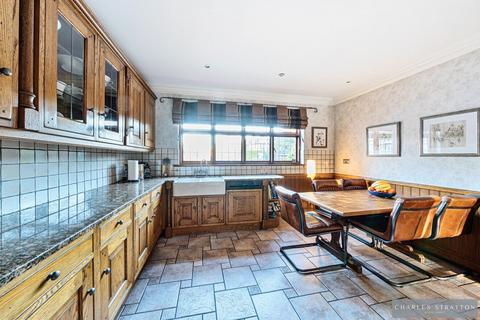 4 bedroom detached house for sale, Gidea Close, Gidea Park