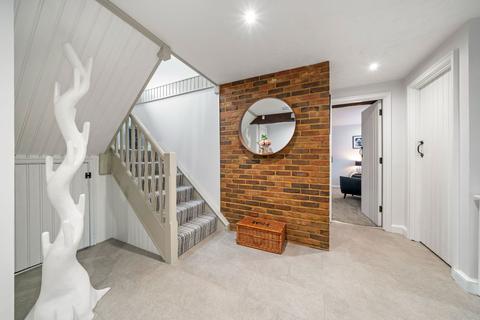 16 Heritage Park, Basingstoke, RG22 4XT