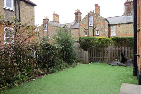 2 bedroom house to rent, Dekker Road, London, SE21