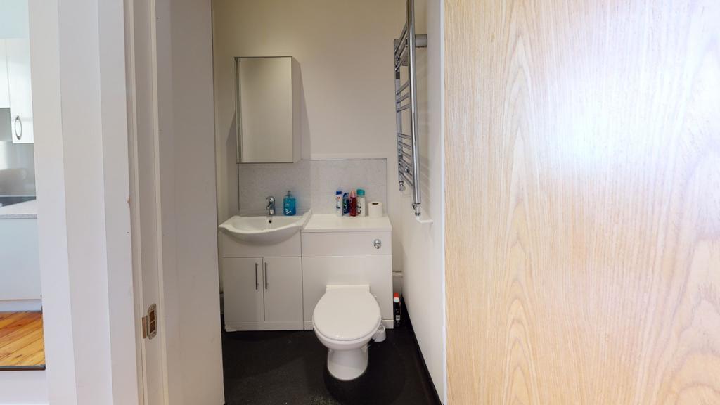 102-29-Upper-Parliament-St-Bathroom