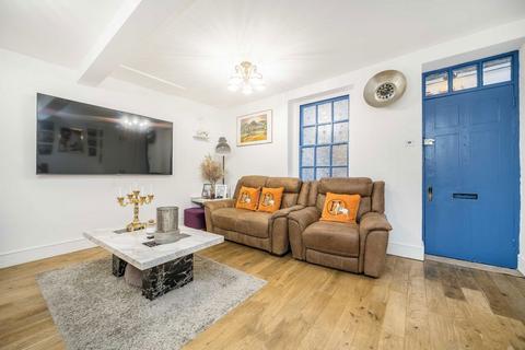 5 bedroom house to rent, Artillery Passage, London E1