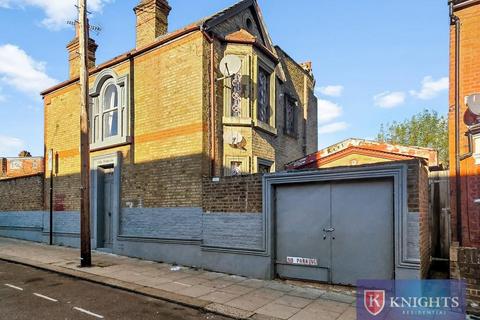 2 bedroom detached house for sale, Sperling road, London, N17