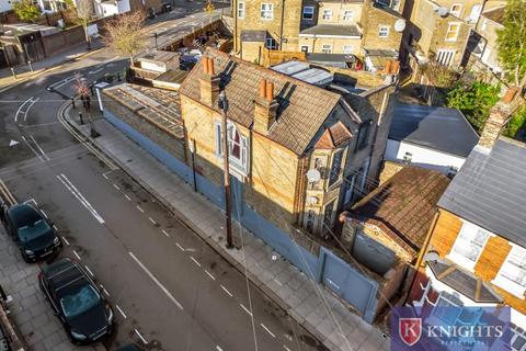 2 bedroom detached house for sale, Sperling road, London, N17