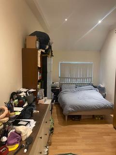 Studio to rent, High Street, Acton