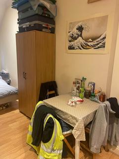 Studio to rent, High Street, Acton