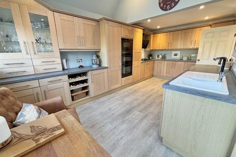 4 bedroom chalet for sale, Heatherbrae Lane, Poole BH16