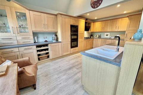 4 bedroom chalet for sale, Heatherbrae Lane, Poole BH16