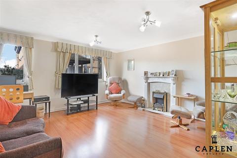 2 bedroom retirement property for sale, Limewood Court, Beehive Lane, Ilford