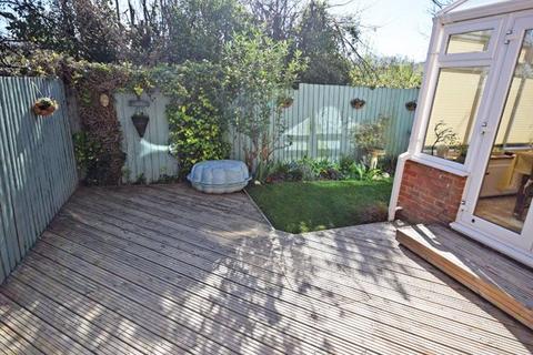 3 bedroom semi-detached house to rent, Birch Gardens, Binstead, Ryde