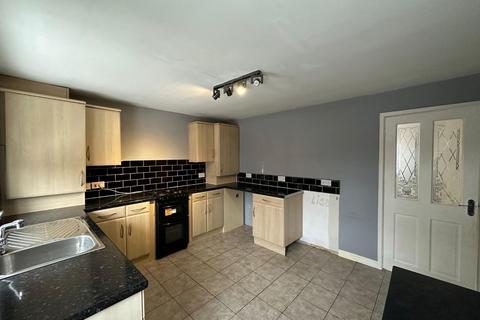 2 bedroom house to rent, Healey Close, Batley