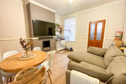 2 bedroom terraced house to rent, Turner Road