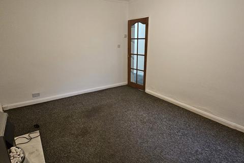 2 bedroom ground floor flat to rent, Whickham  Road, Hebburn NE31