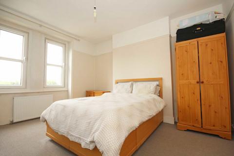 1 bedroom flat to rent, Kent Gardens, London W13