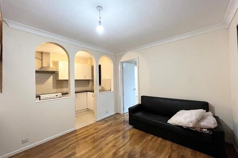 2 bedroom end of terrace house to rent, Weavers Close, Isleworth, TW7