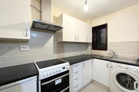 2 bedroom end of terrace house to rent, Weavers Close, Isleworth, TW7